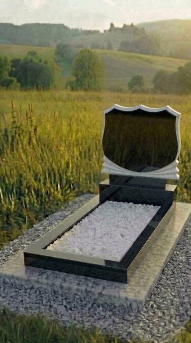 Двойной семейный памятник из чёрного гранита карельский габбро с фигурной верхней частью