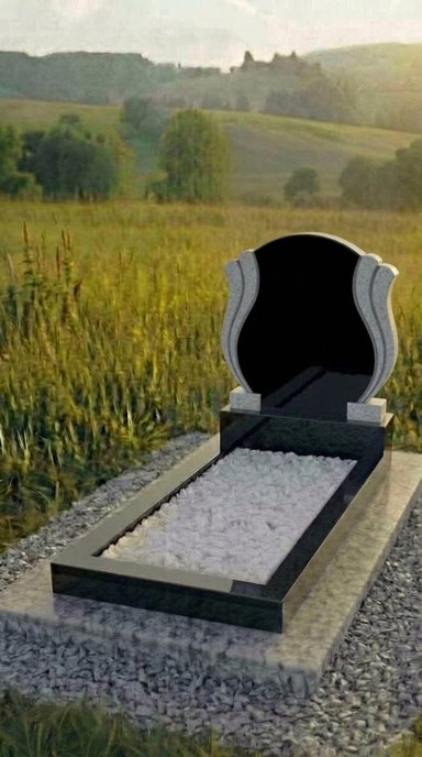 Двойной памятник из чёрного карельского гранита на две могилы с боковыми резными элементами