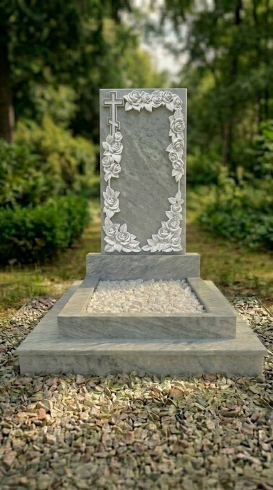 памятник из мрамора Полевской с резной стелой, цветным портретом и декоративным благоустройством могилы