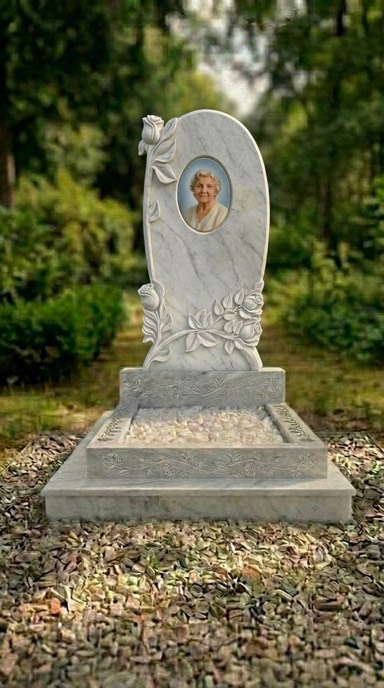 Памятник из мрамора Полевской с художественной резьбой, благоустройством и долговечной стелой
